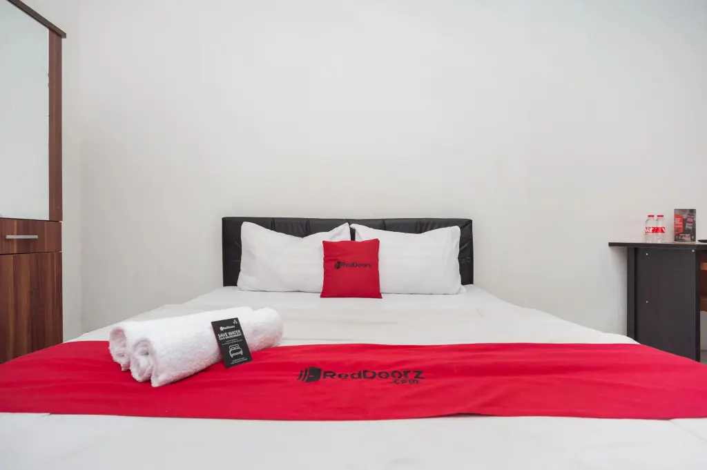 Бекаси: RedDoorz Syariah Plus near Jatiwarna Toll Gate