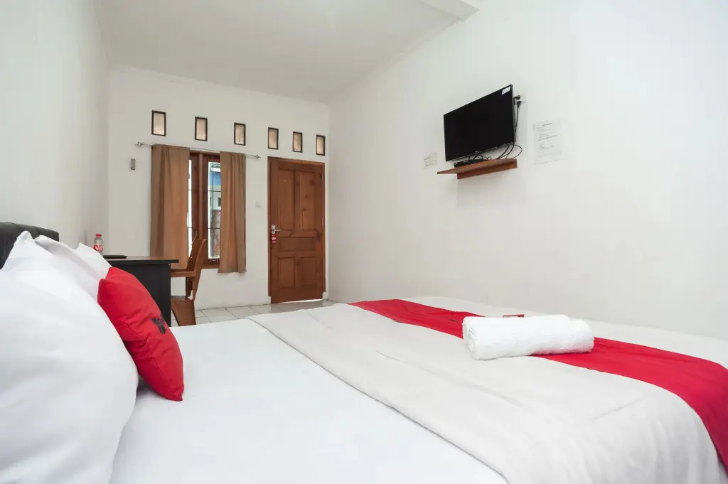 Бекаси: RedDoorz Syariah Plus near Jatiwarna Toll Gate