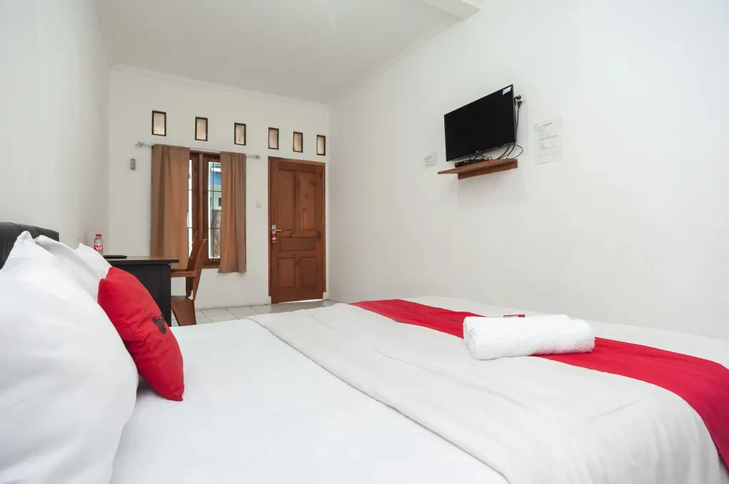Бекаси: RedDoorz Syariah Plus near Jatiwarna Toll Gate
