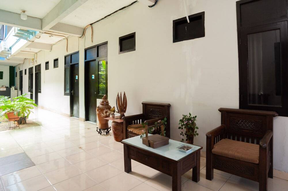 Депок: RedDoorz Syariah near Margonda Raya