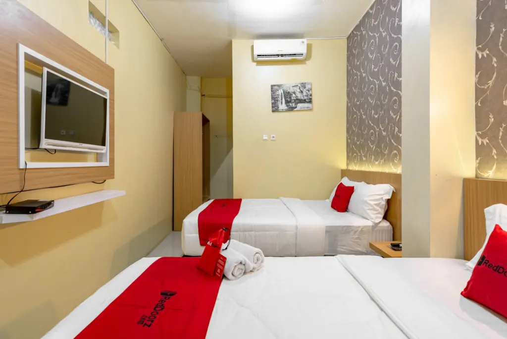 Бату: RedDoorz near Dino Park