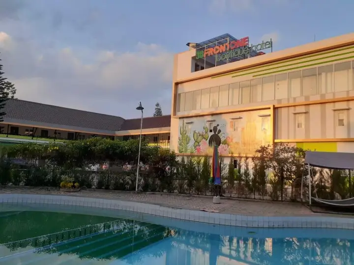 Бату: Three Eight Front One Boutique Batu Malang