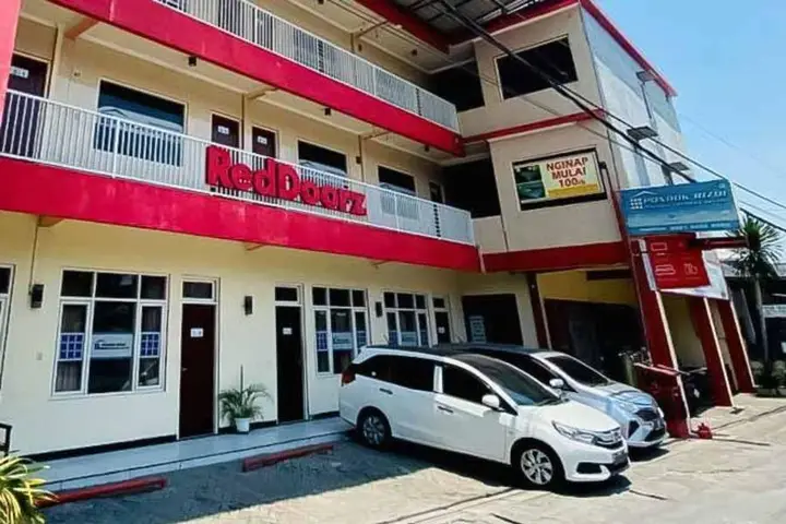 Сурабая: RedDoorz Syariah near T1 Juanda Airport 2