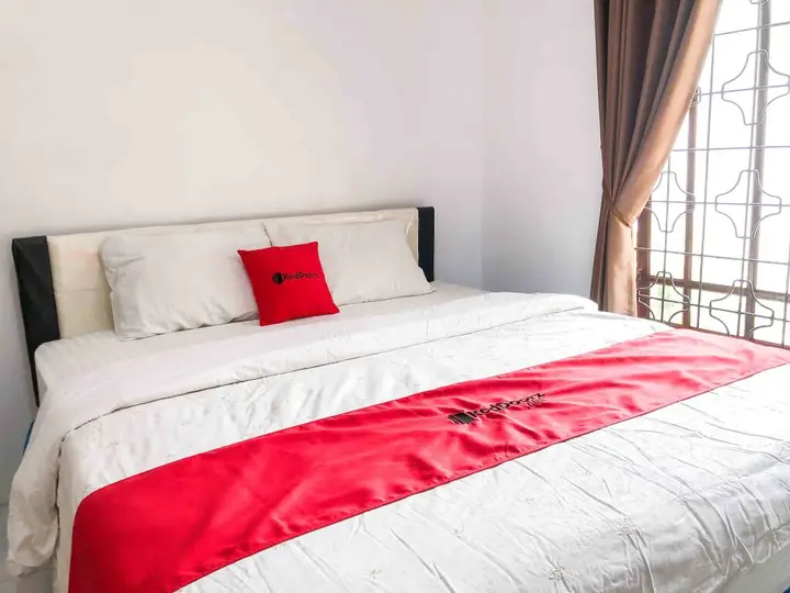 Бату: RedDoorz near Eco Green Park Batu