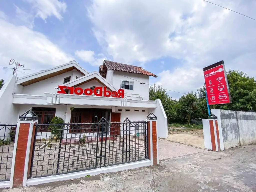 RedDoorz near Eco Green Park Batu — фото 1
