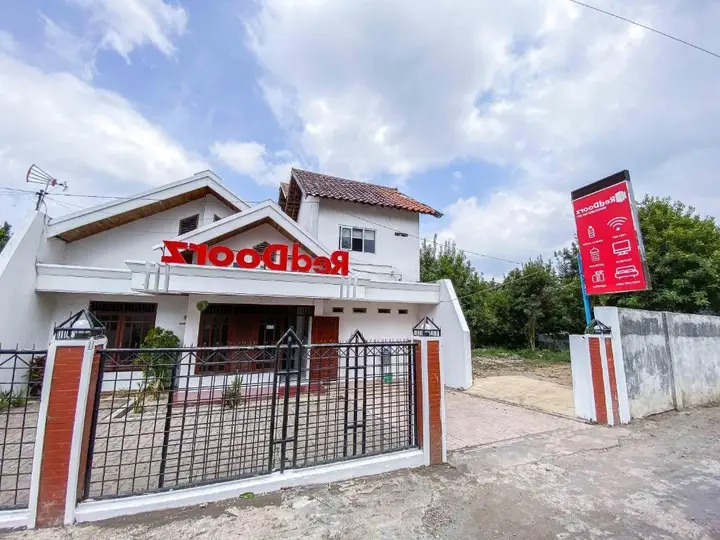 Бату: RedDoorz near Eco Green Park Batu