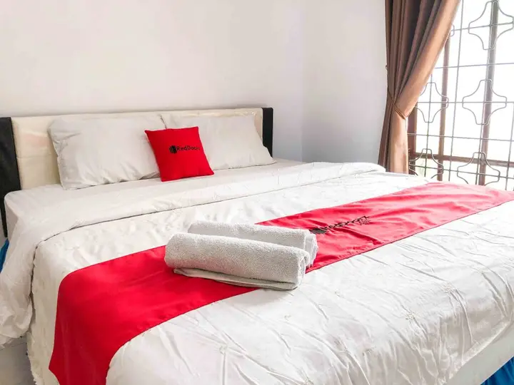 Бату: RedDoorz near Eco Green Park Batu