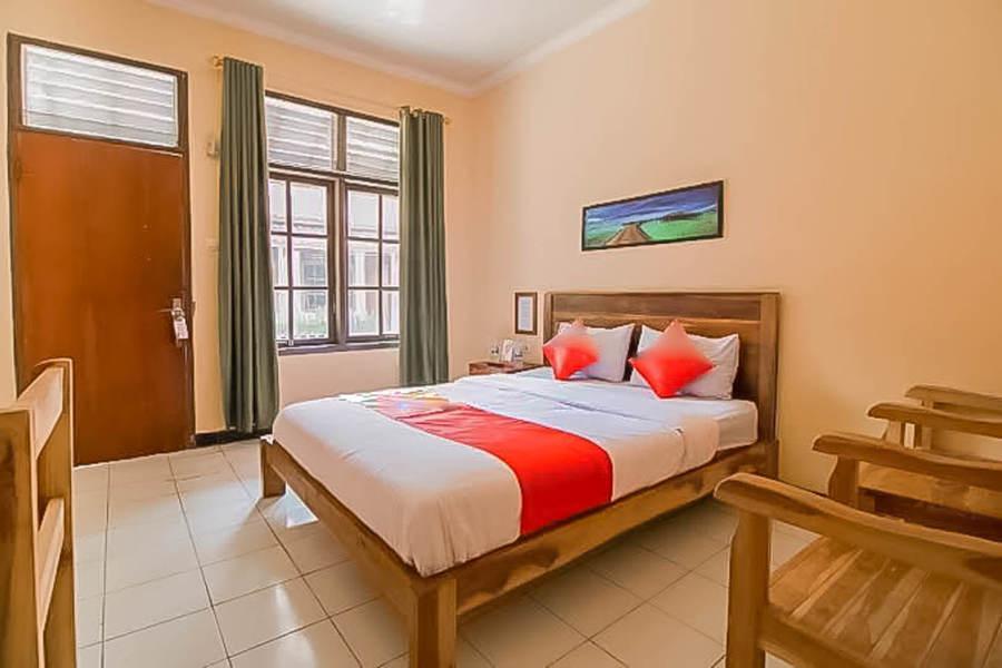 Сисолок: RedDoorz @ Pantai Pelabuhan Ratu 2