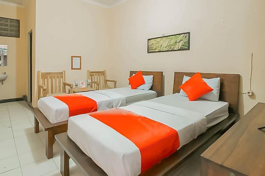 Сисолок: RedDoorz @ Pantai Pelabuhan Ratu 2