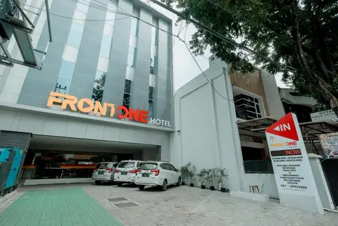 Front One Hotel Gresik — фото 1