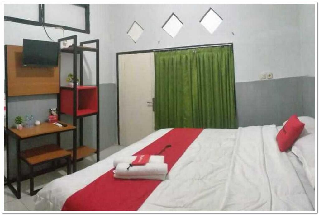 Суменеп: RedDoorz Plus near Alun Alun Sumenep