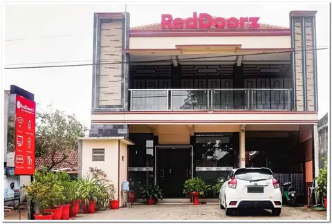 RedDoorz near Kampung Inggris Pare — фото 1
