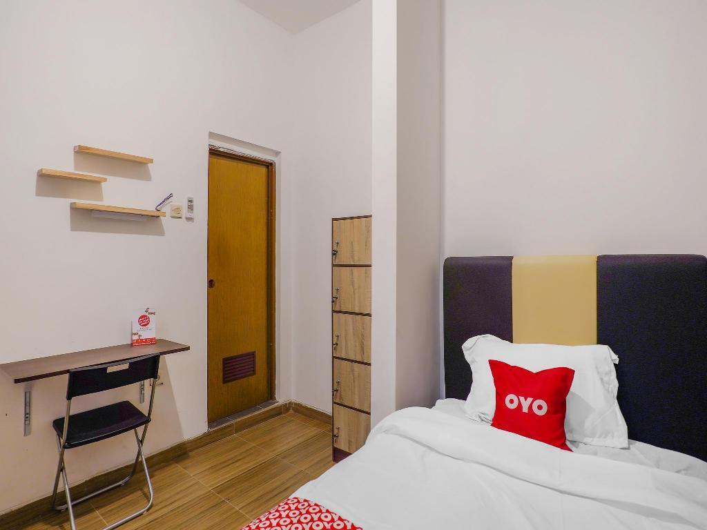 Сурабая: OYO 89993 Nginep Yuk