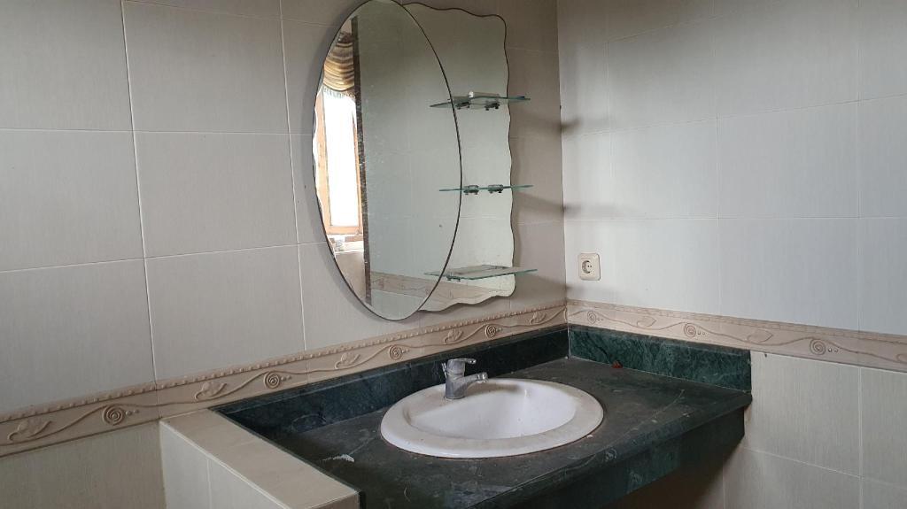 Травас: OYO 90043 Vila Afanda Syariah