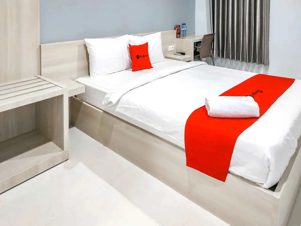 Сурабая: RedDoorz near Pasar Atom Mall