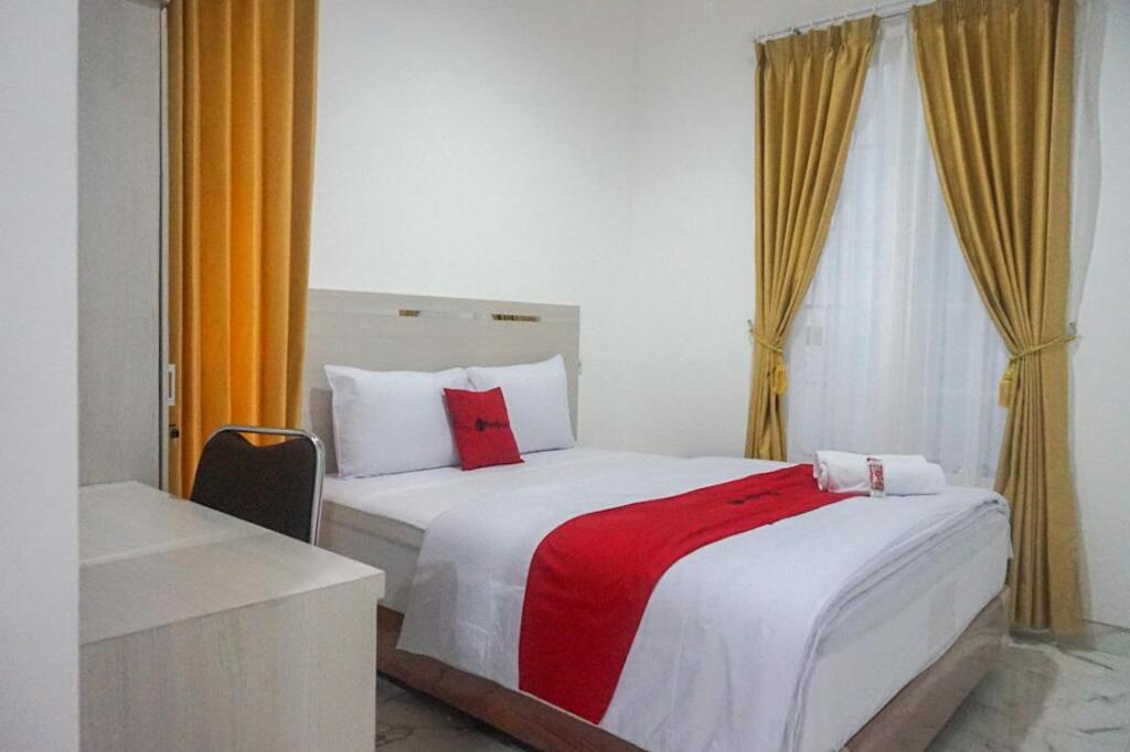 Маланг: RedDoorz near Araya Family Club House