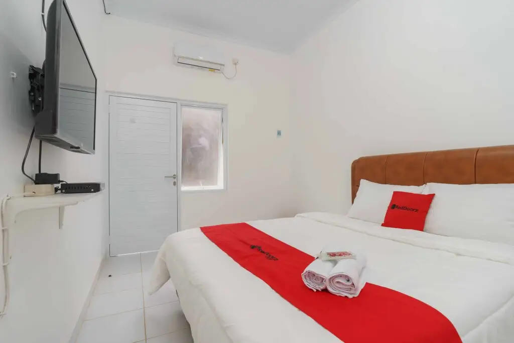 Бекаси: RedDoorz Syariah near Exit Toll Jatiwarna 2