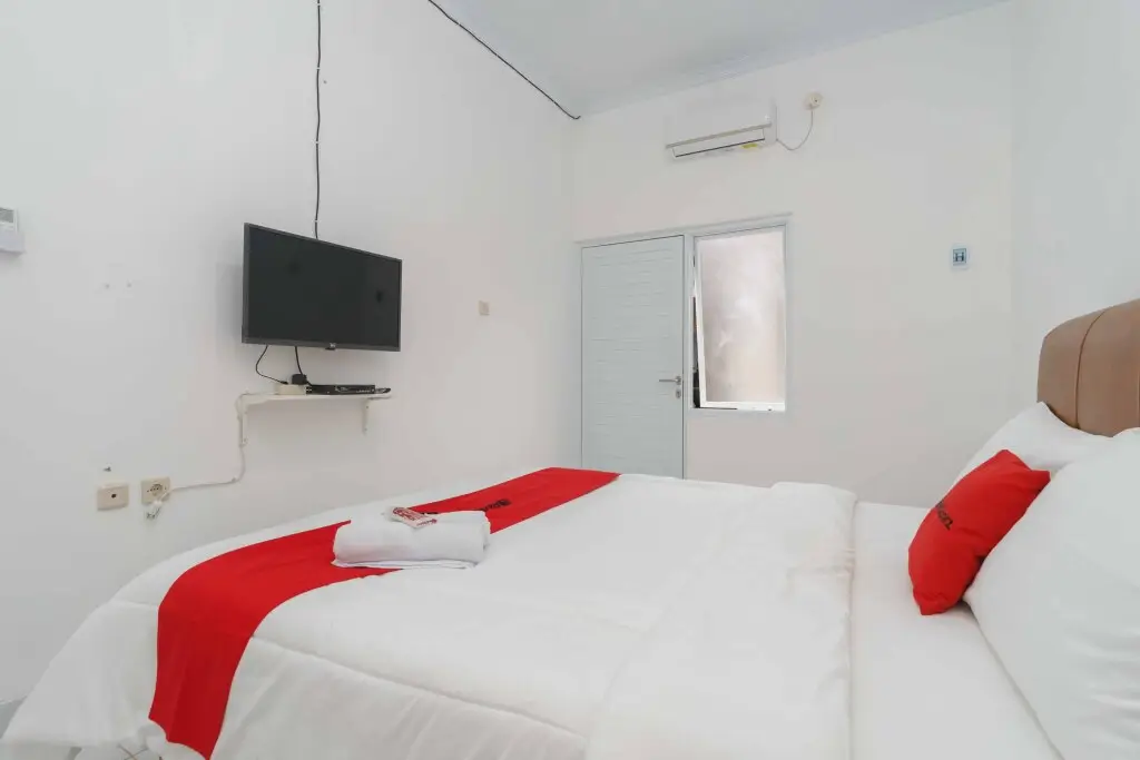 Бекаси: RedDoorz Syariah near Exit Toll Jatiwarna 2