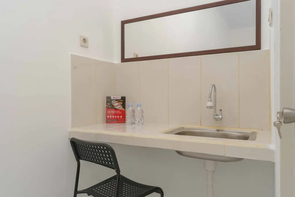 Бекаси: RedDoorz Syariah near Exit Toll Jatiwarna 2