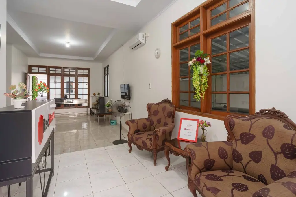 Бекаси: RedDoorz Syariah near Exit Toll Jatiwarna 2