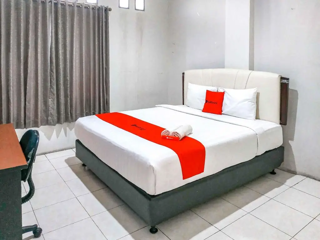 Сурабая: RedDoorz near Taman Flora Surabaya