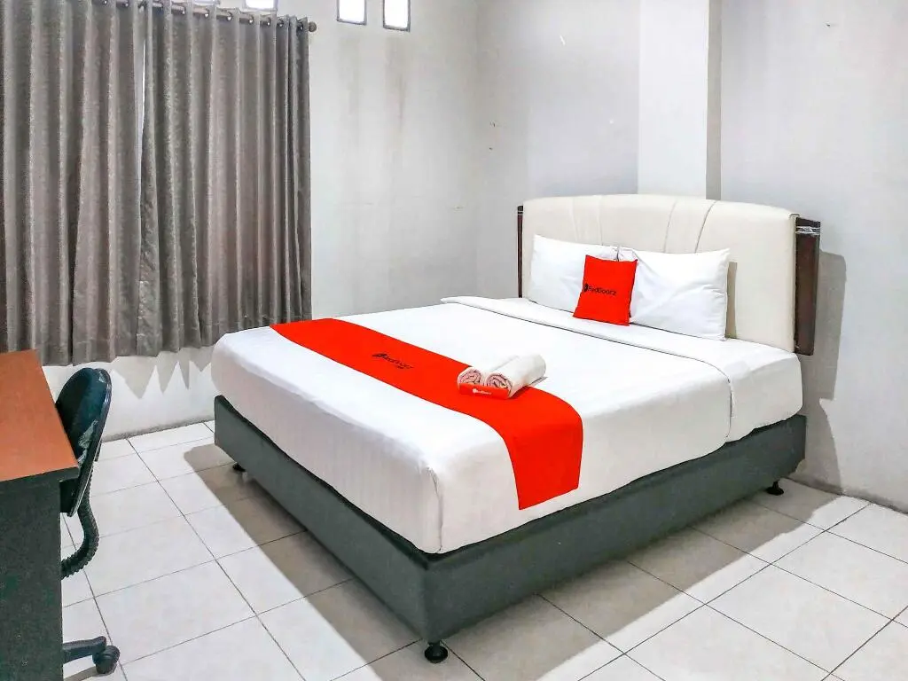 Сурабая: RedDoorz near Taman Flora Surabaya
