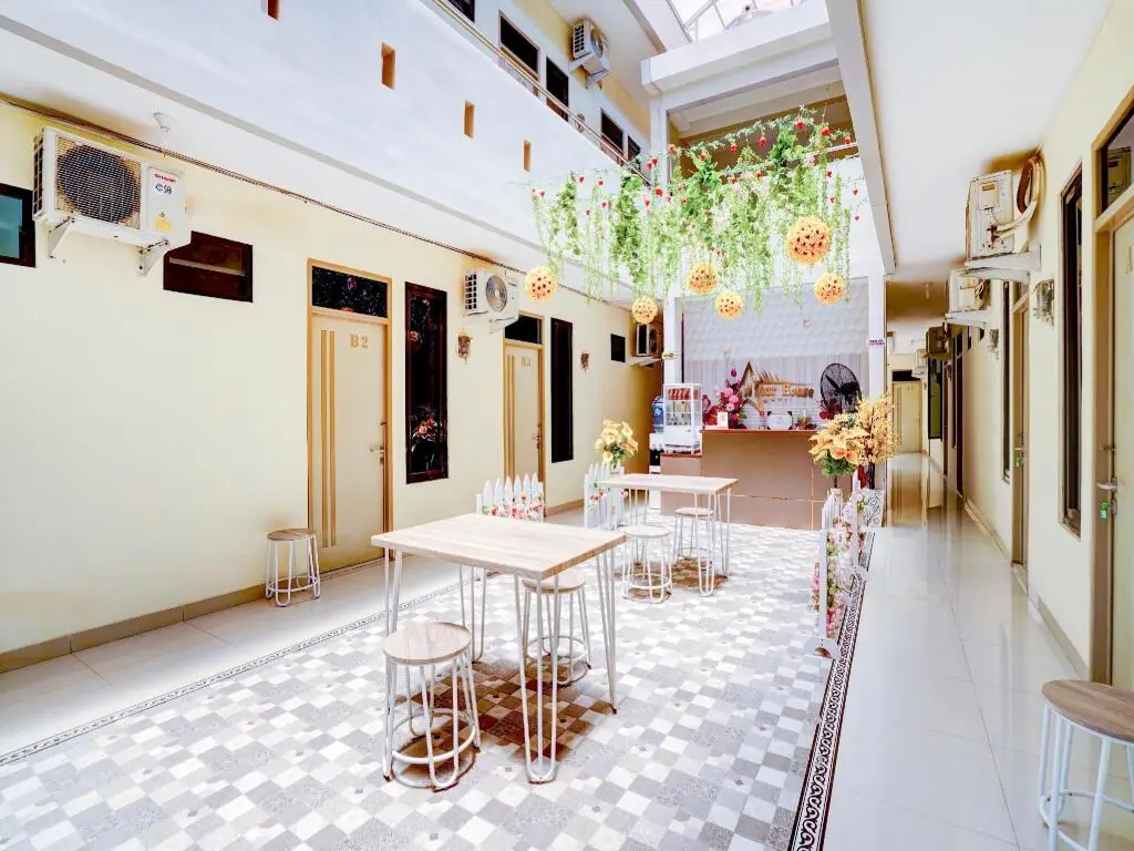 Чиребон: OYO 90052 Star House