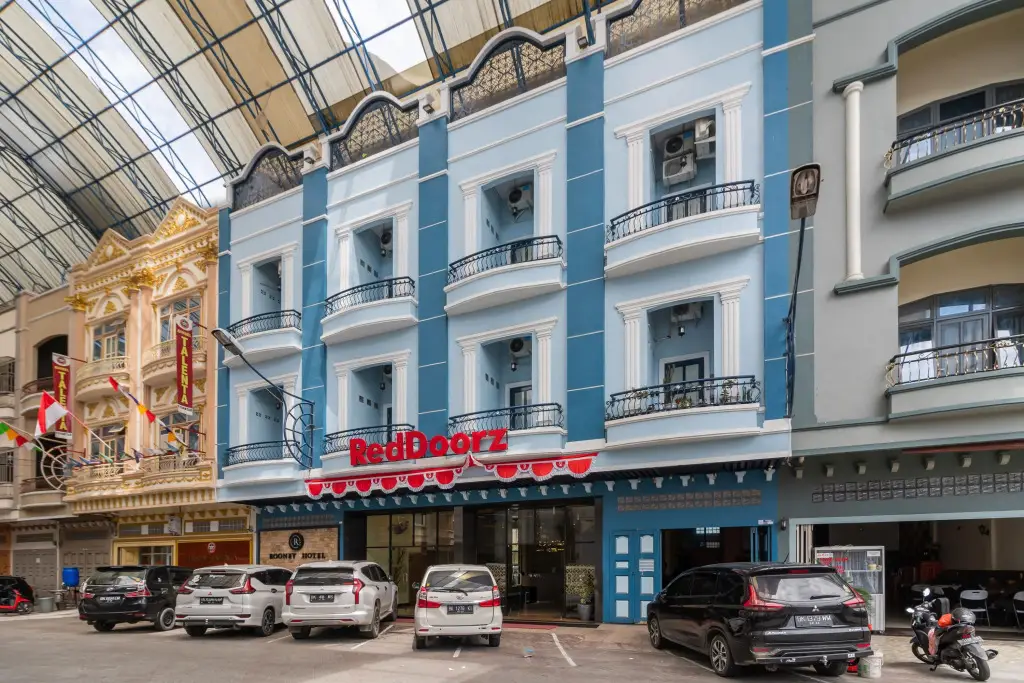 RedDoorz Plus near Ramayana Pematangsiantar — фото 1
