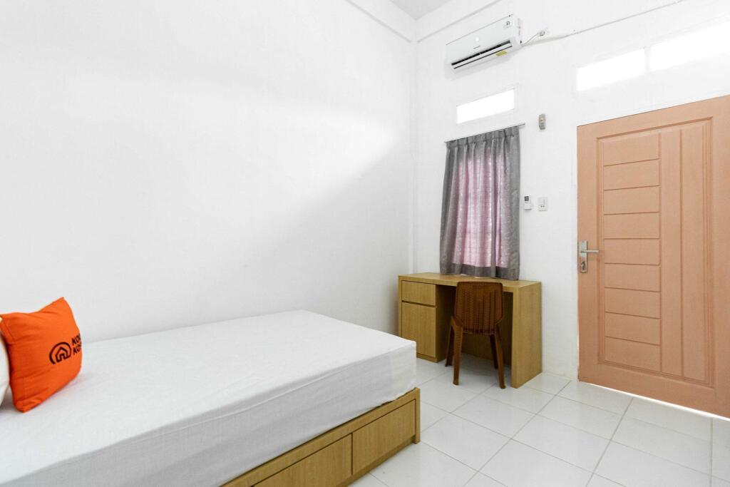 Сурабая: KoolKost near Airlangga University Campus C