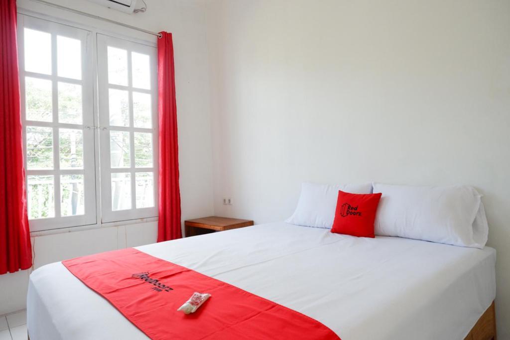 RedDoorz Plus near UMS Solo — фото 1