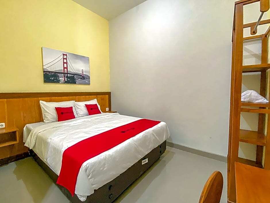 Сампанг: RedDoorz Syariah near Taman Bunga Adipura Sampang