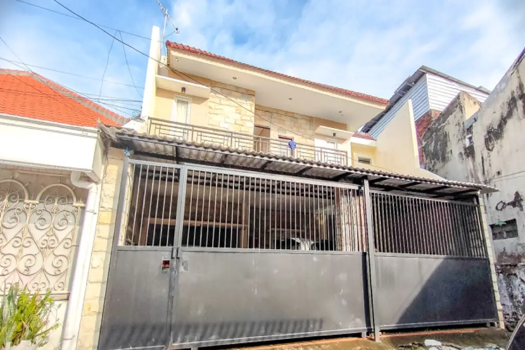 Сурабая: Anugerah Guesthouse RedPartner