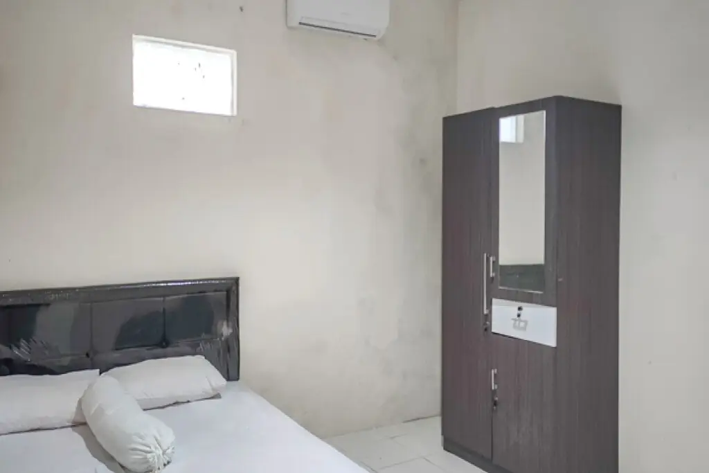 Сурабая: Anugerah Guesthouse RedPartner