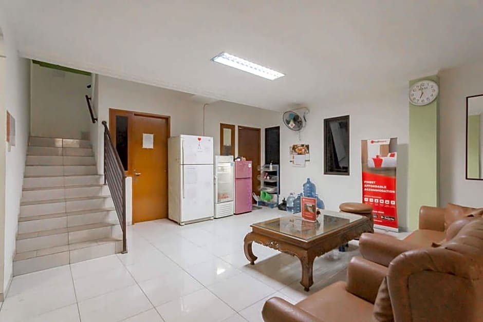 Караванг: RedDoorz Syariah near Karawang Central Plaza