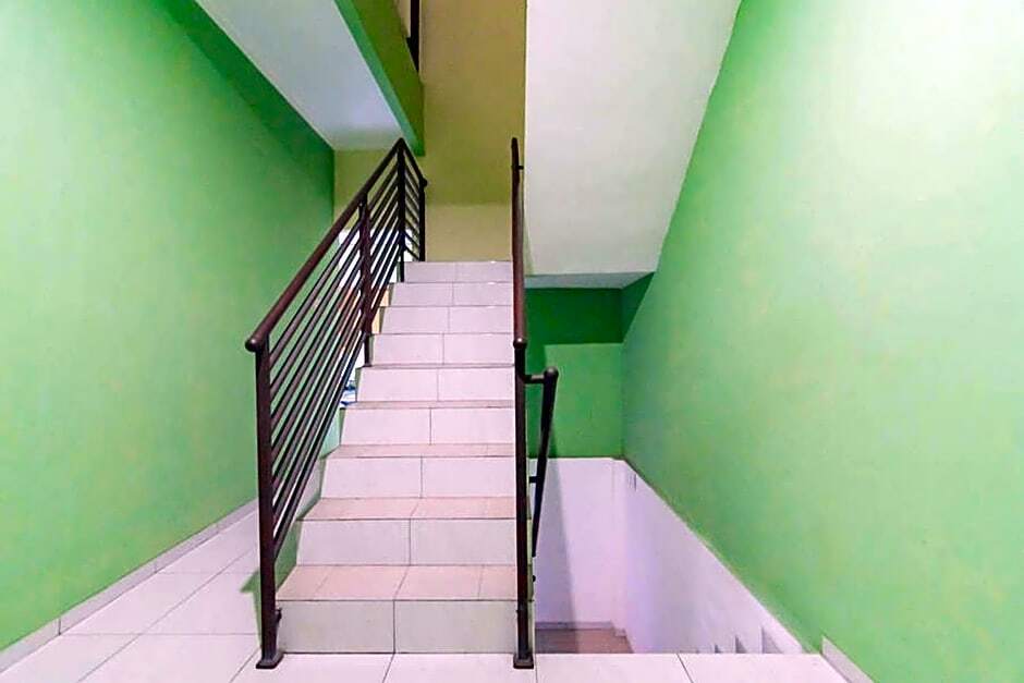 Караванг: RedDoorz Syariah near Karawang Central Plaza