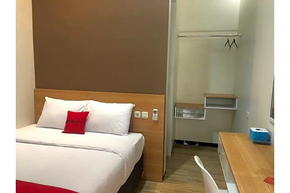 Сурабая: RedDoorz Plus @ Dukuh Kupang
