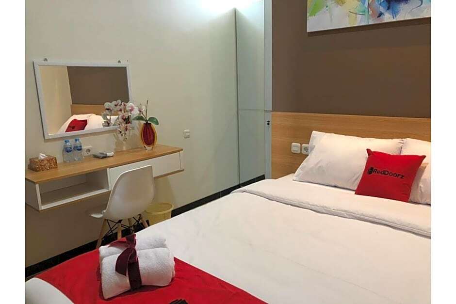 Сурабая: RedDoorz Plus @ Dukuh Kupang