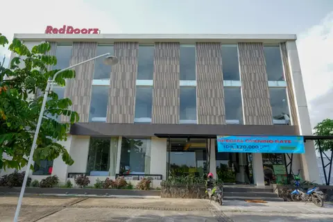 RedDoorz Plus near Solo Baru — фото 1