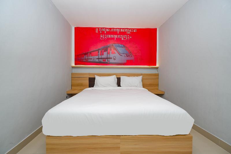 Суракарта: Maddava House