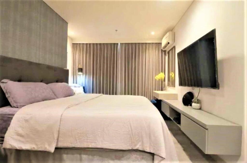 Сурабая: PRAXIS Apartment by PRAFI & Friends