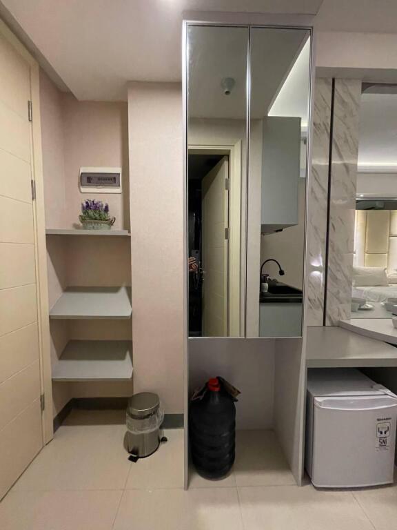Сурабая: Cosmy Benson Apartment