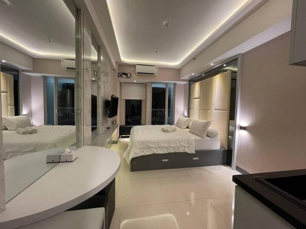 Сурабая: Cosmy Benson Apartment