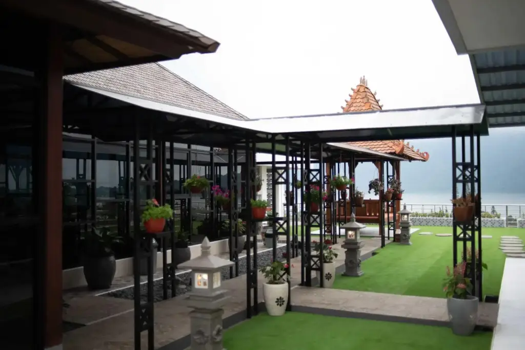 Батурити: hotel de danau lake view