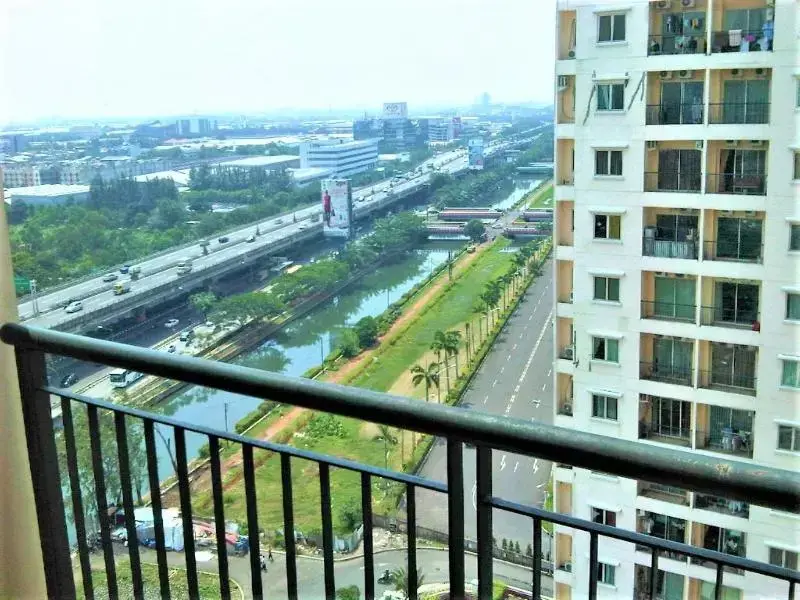 Джакарта: Adaru Property @City Home Apartmen KLP GDG by ZUZU