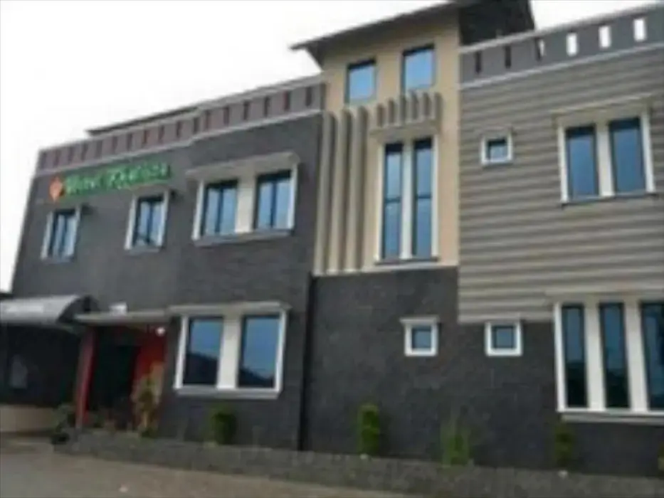 Караванг: Hotel Khalista