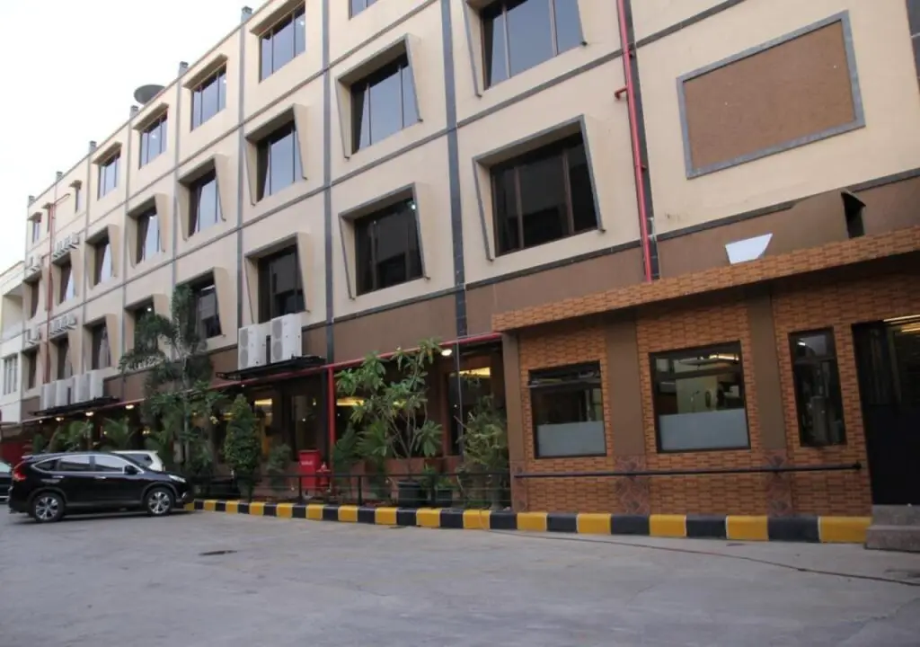 Тангеранг: Joe Hotel