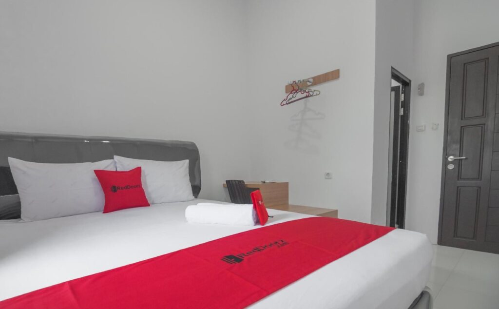 Понтианак: Reddoorz Plus @ Sepakat Dua Street