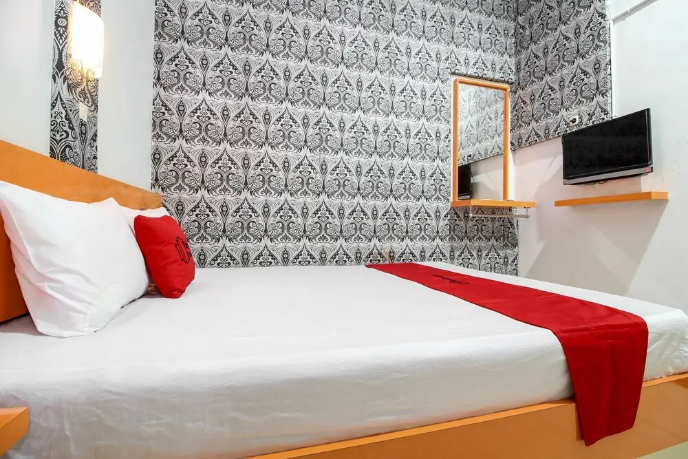 Депок: RedDoorz near Hartono Mall