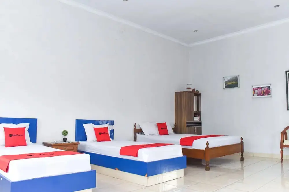 Депок: RedDoorz near Hartono Mall