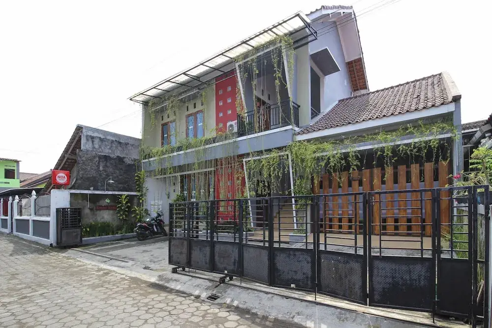 Депок: RedDoorz near Hartono Mall
